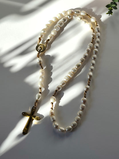 Terço Artesanal em Pérolas Naturais de Água Doce - com Nossa Senhora