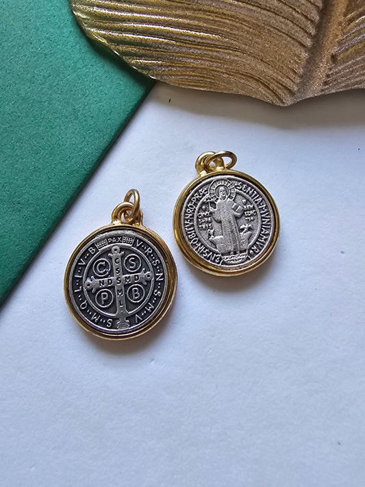 Medalha São Bento com Aro Dourado