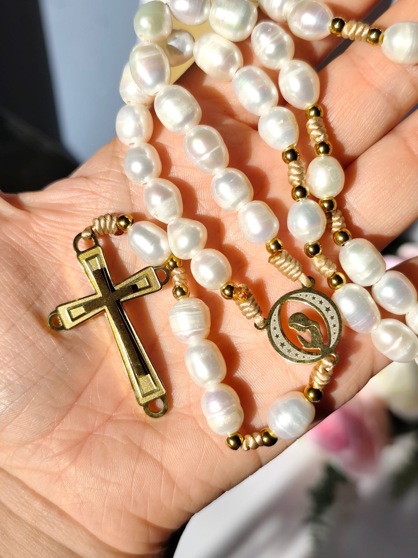 Terço Artesanal em Pérolas Naturais de Água Doce - com Nossa Senhora