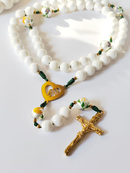 Terço Primavera - com Pai Nossos com Flores e Borboletas Pintadas à Mão