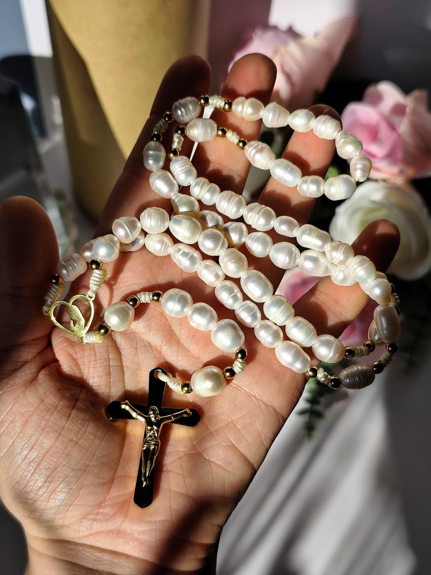 Terço Artesanal em Pérolas Naturais de Água Doce - com Nossa Senhora