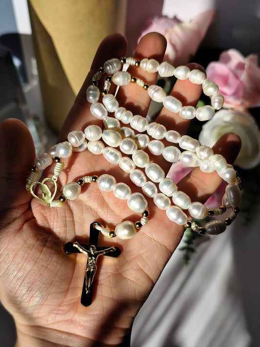 Terço Artesanal em Pérolas Naturais de Água Doce - com Nossa Senhora