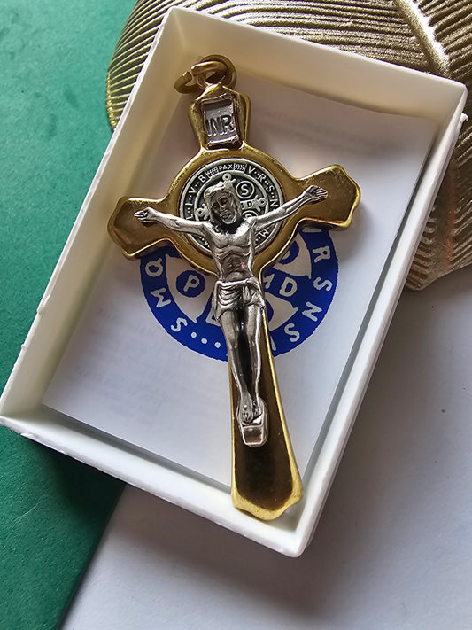 Cruz de São Bento com Flyer