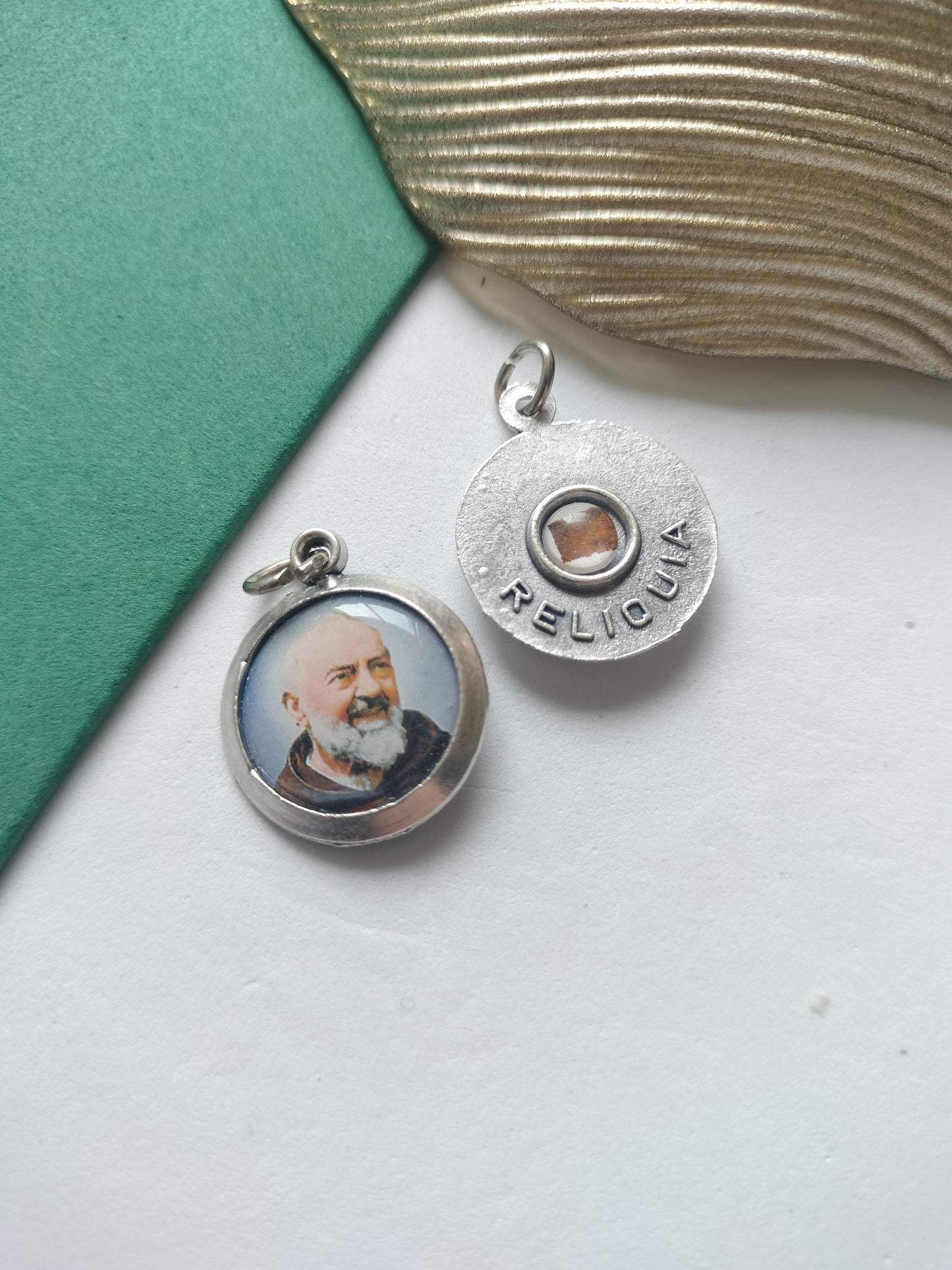 Medalha Padre Pio - Resinada com Relíquia