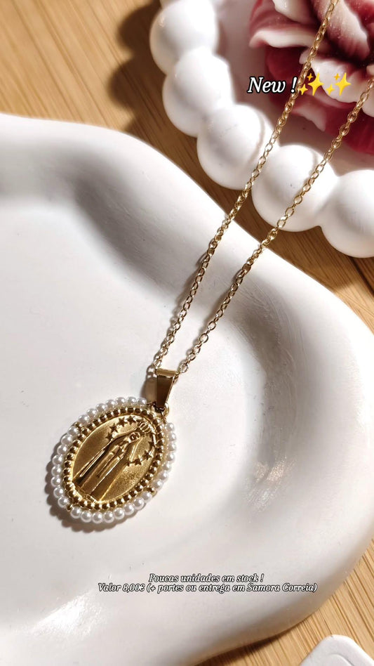 Colar Feminino com Medalha de Fátima Adornada com Pequenas Pérolas