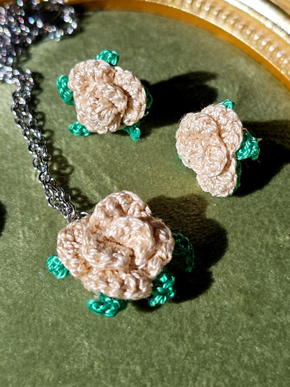 Conjunto Rosas - Pérola - em Croché