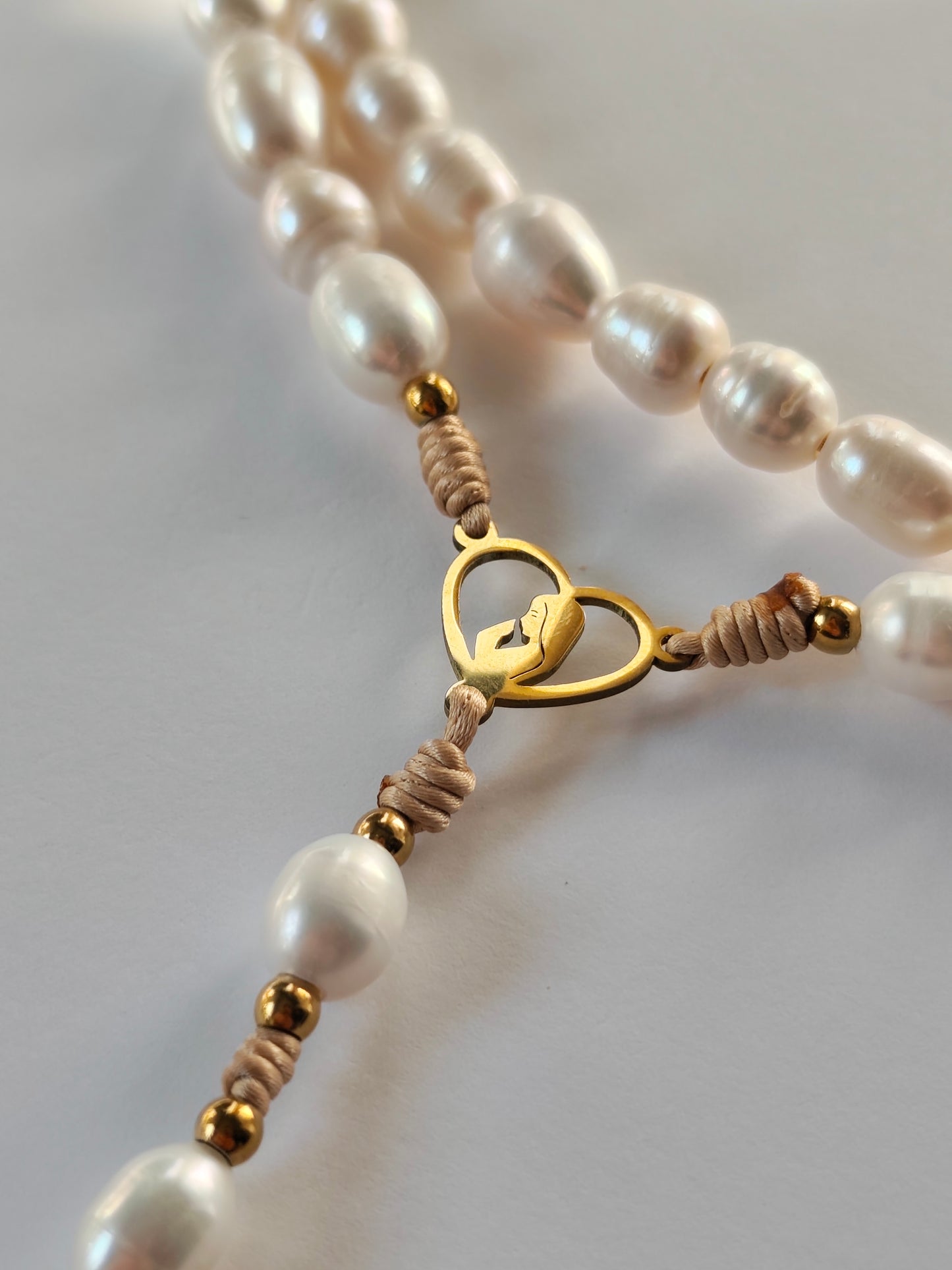 Terço artesanal em Pérolas de Água Doce - com Nossa Senhora de Fátima