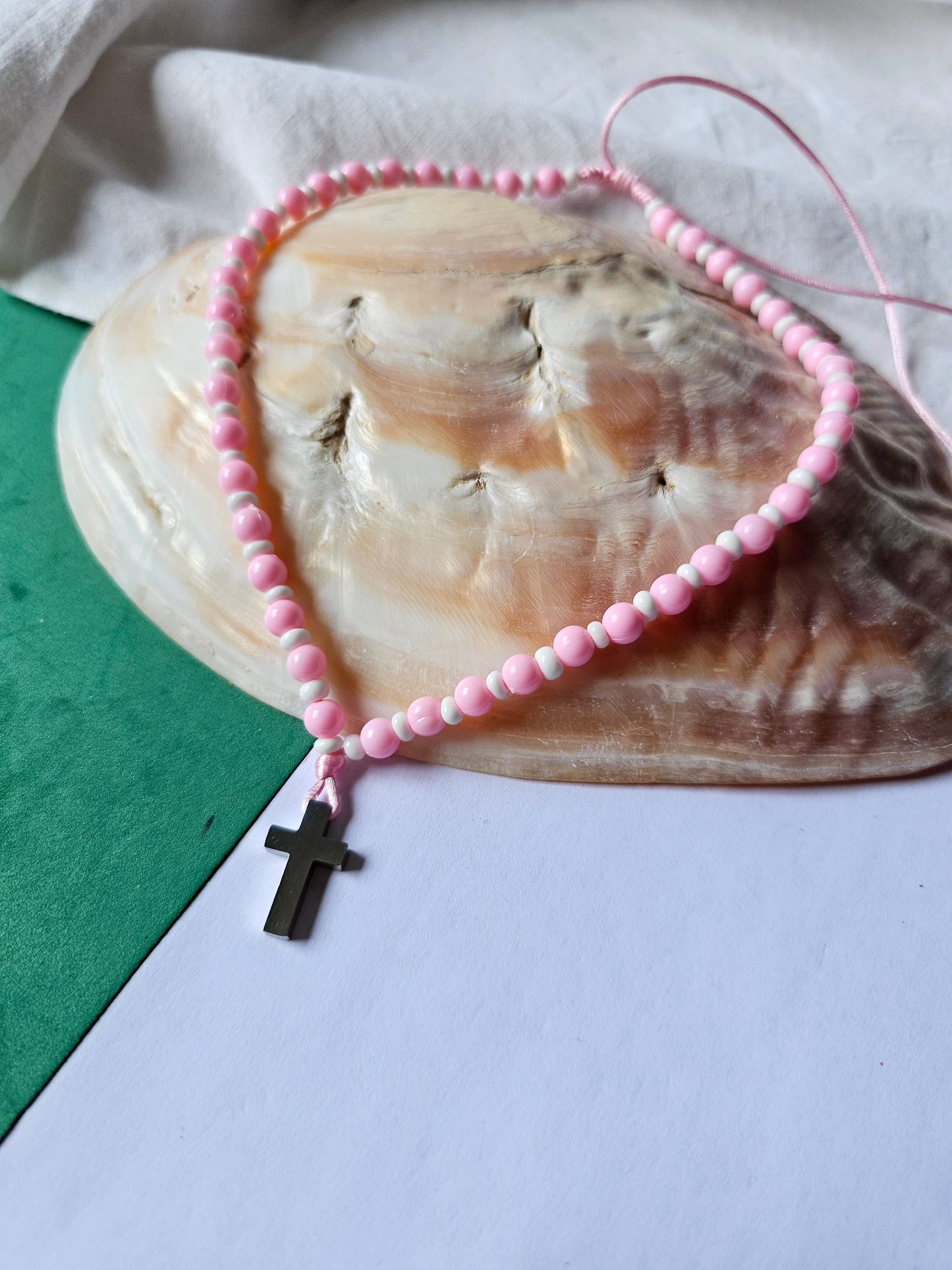 Colar Rosa com Cruz em Aço