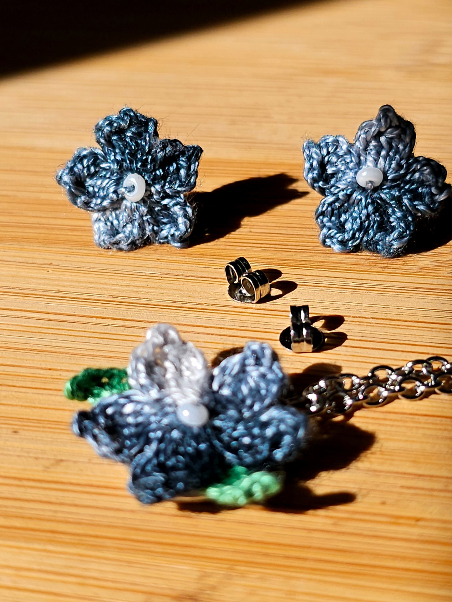 Conjunto Flor Cinza em croché
