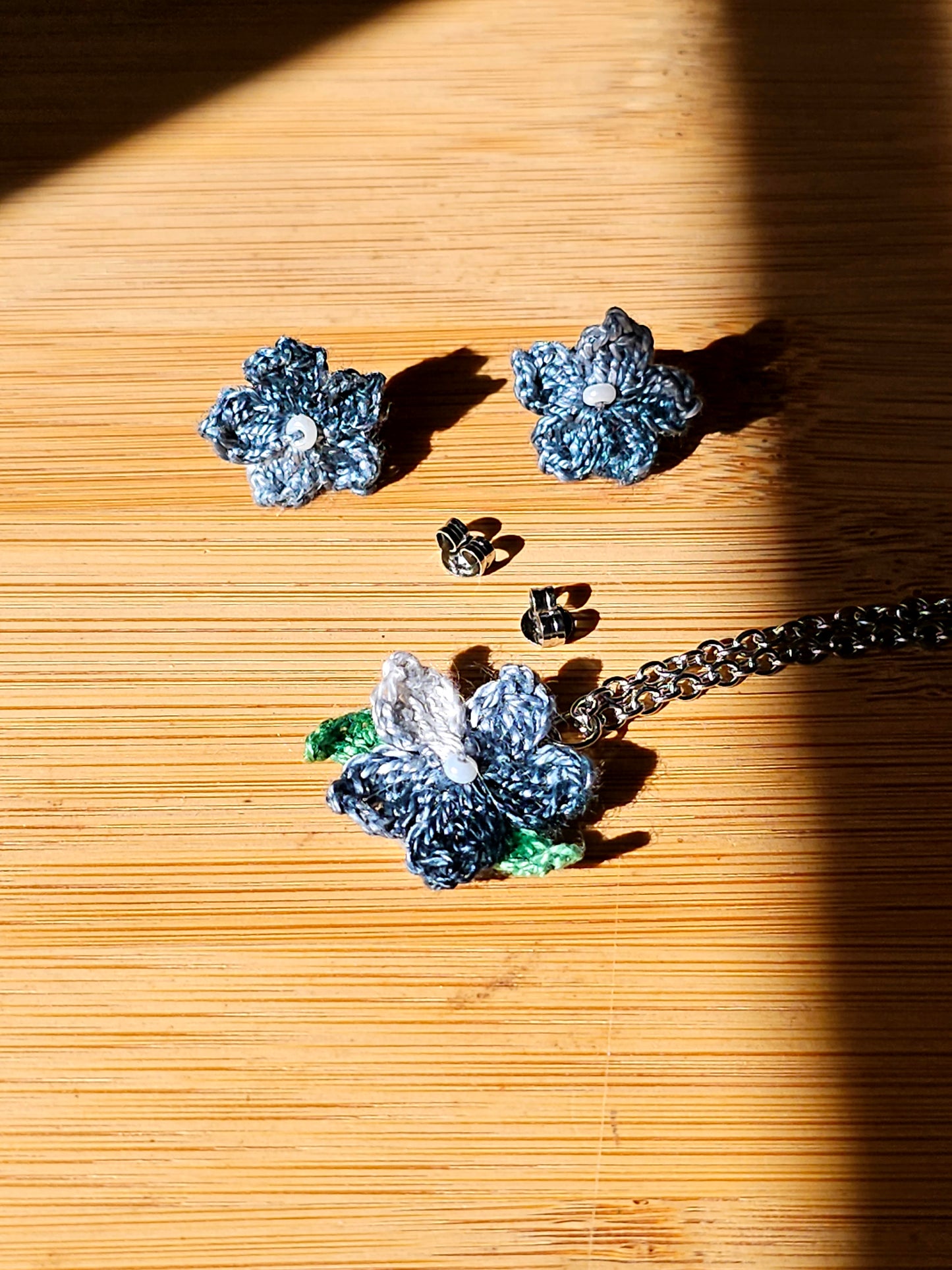 Conjunto Flor Cinza em croché