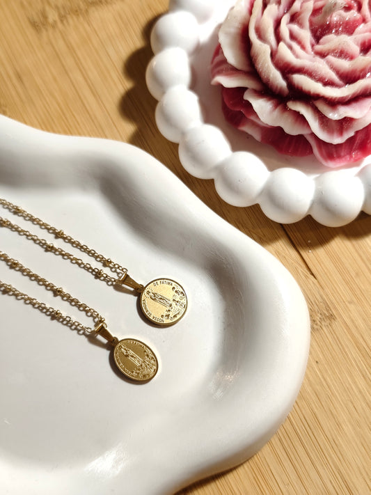 Colar com medalha de Nossa Senhora de Fátima