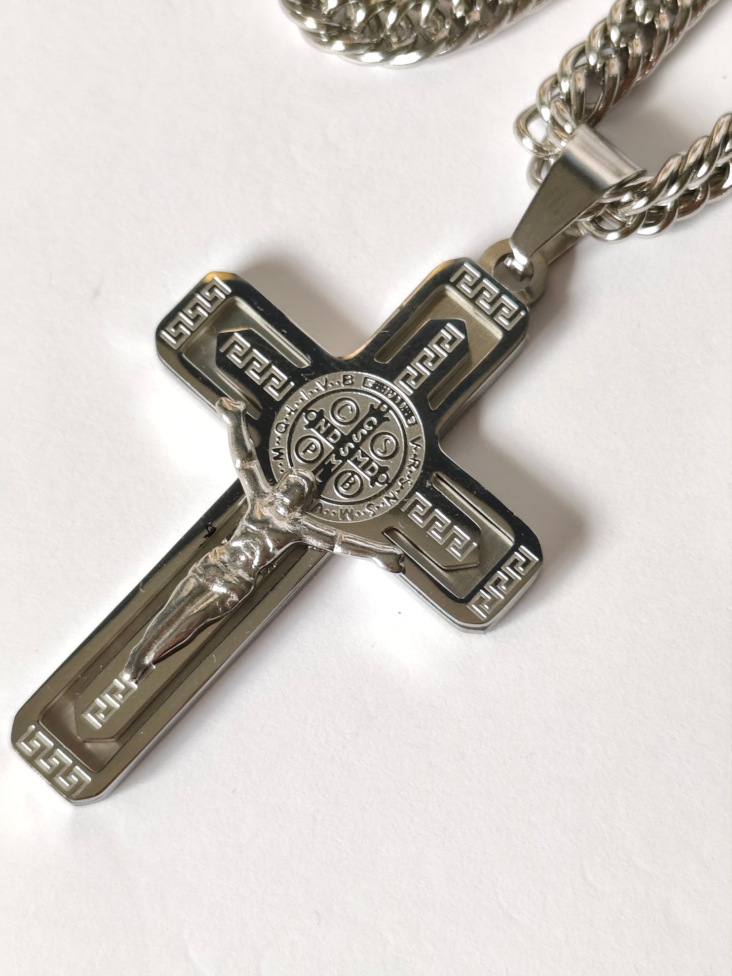 Colar Masculino com Cruz de São Bento