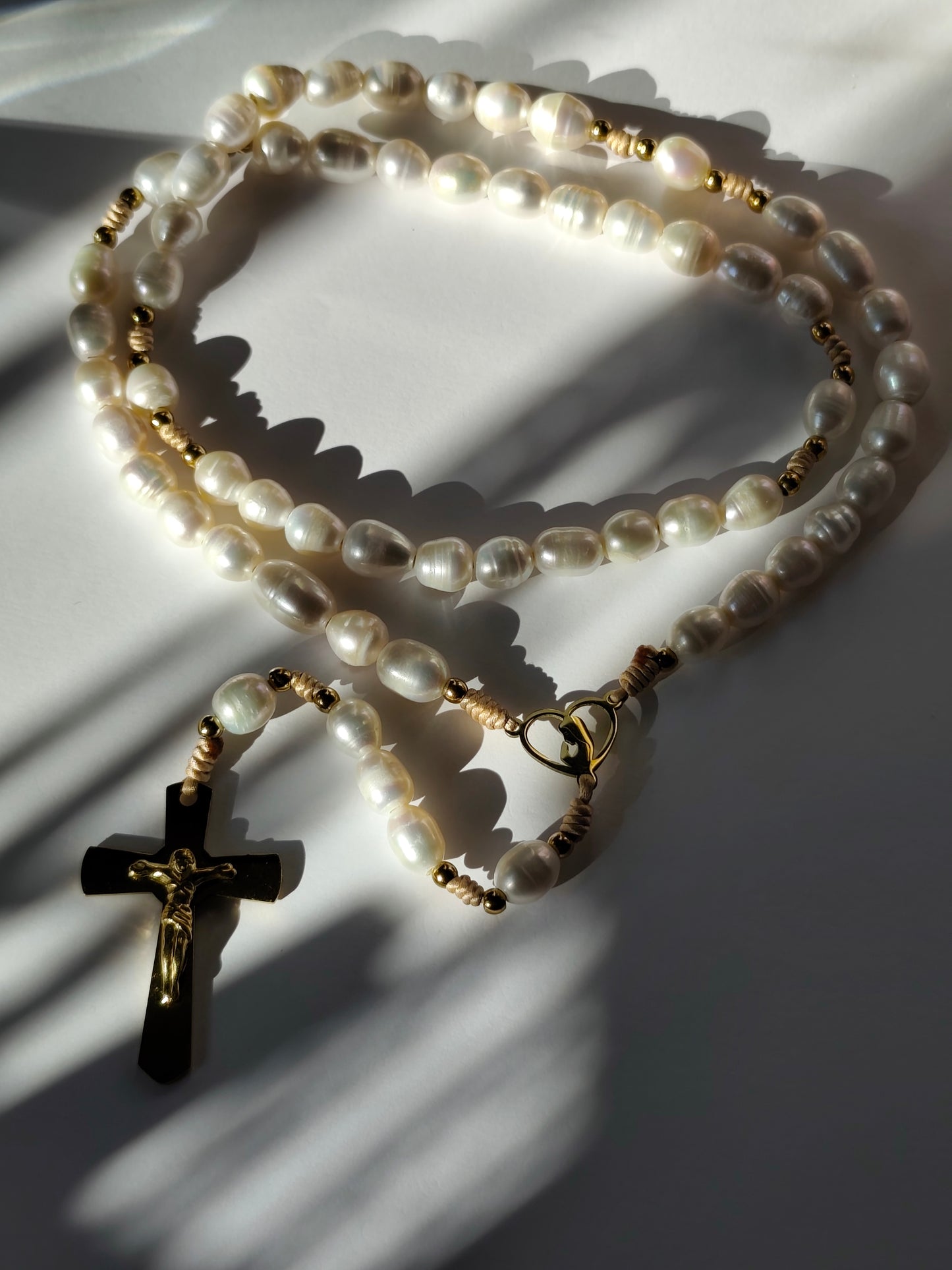 Terço artesanal em Pérolas de Água Doce - com Nossa Senhora de Fátima