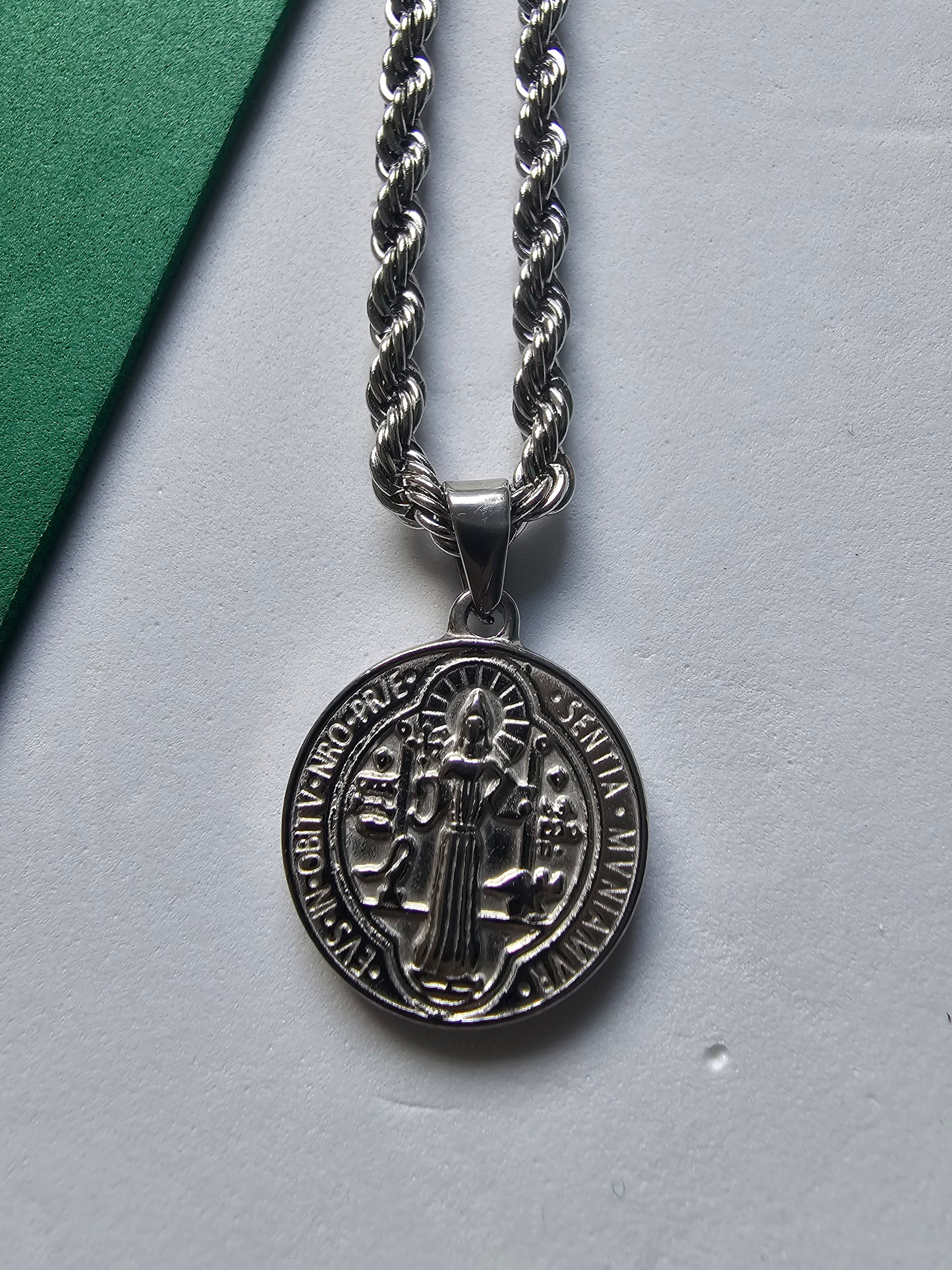Fio com Medalha de São Bento